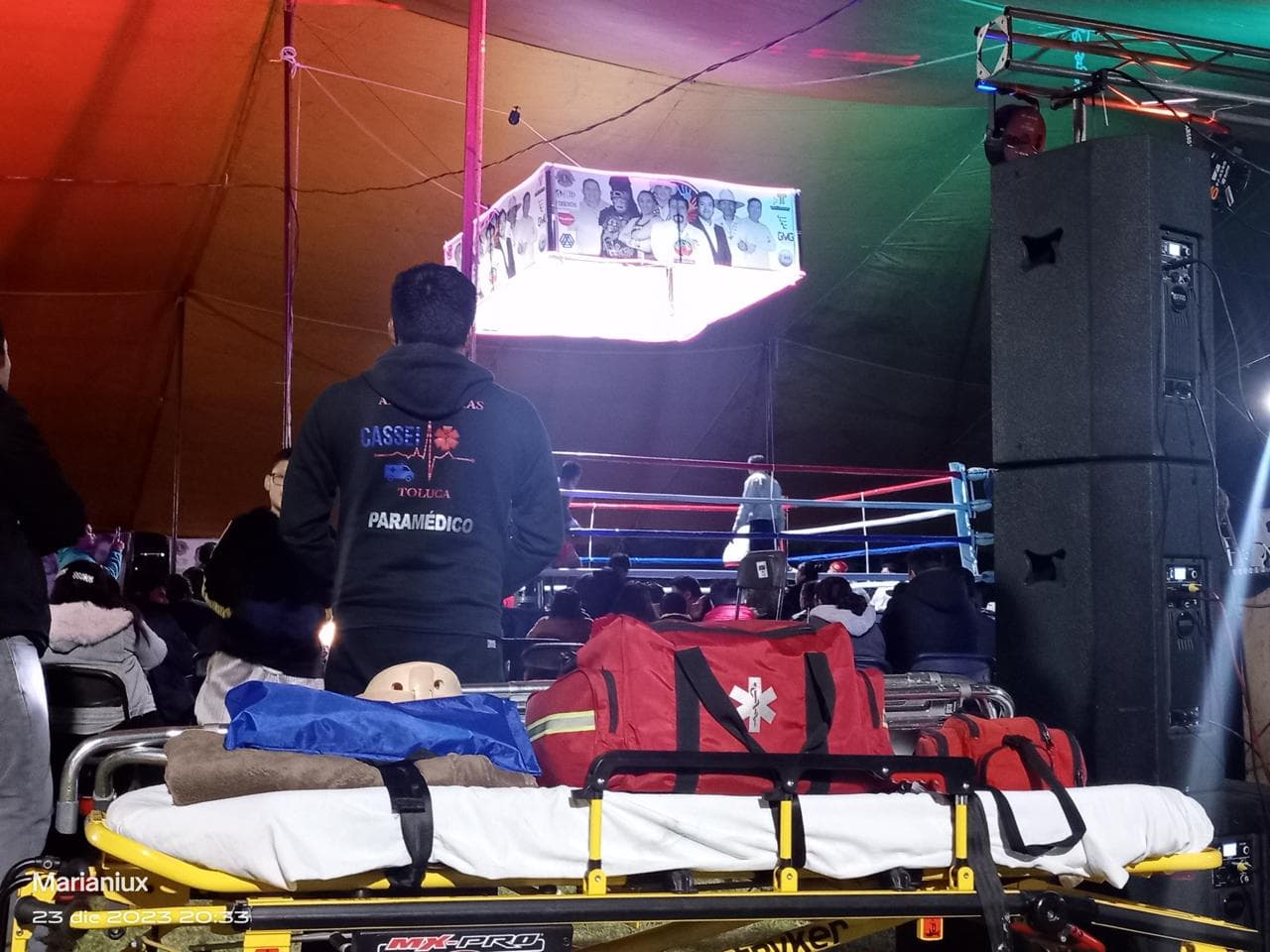 Paramédico de CASSEI cubriendo una función de box y lucha libre