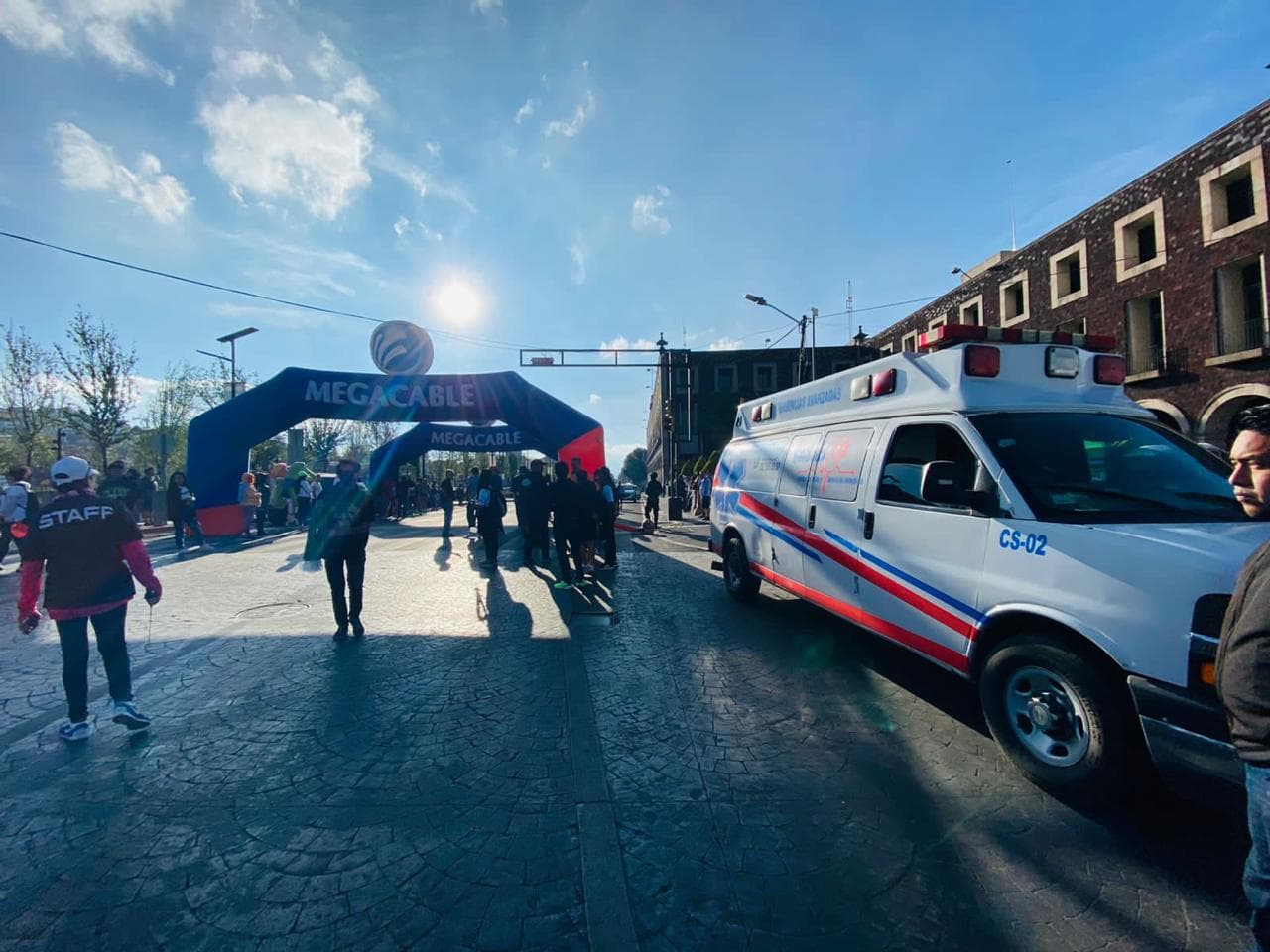 Ambulancia CASSEI junto al arco de meta de una carrera en Toluca