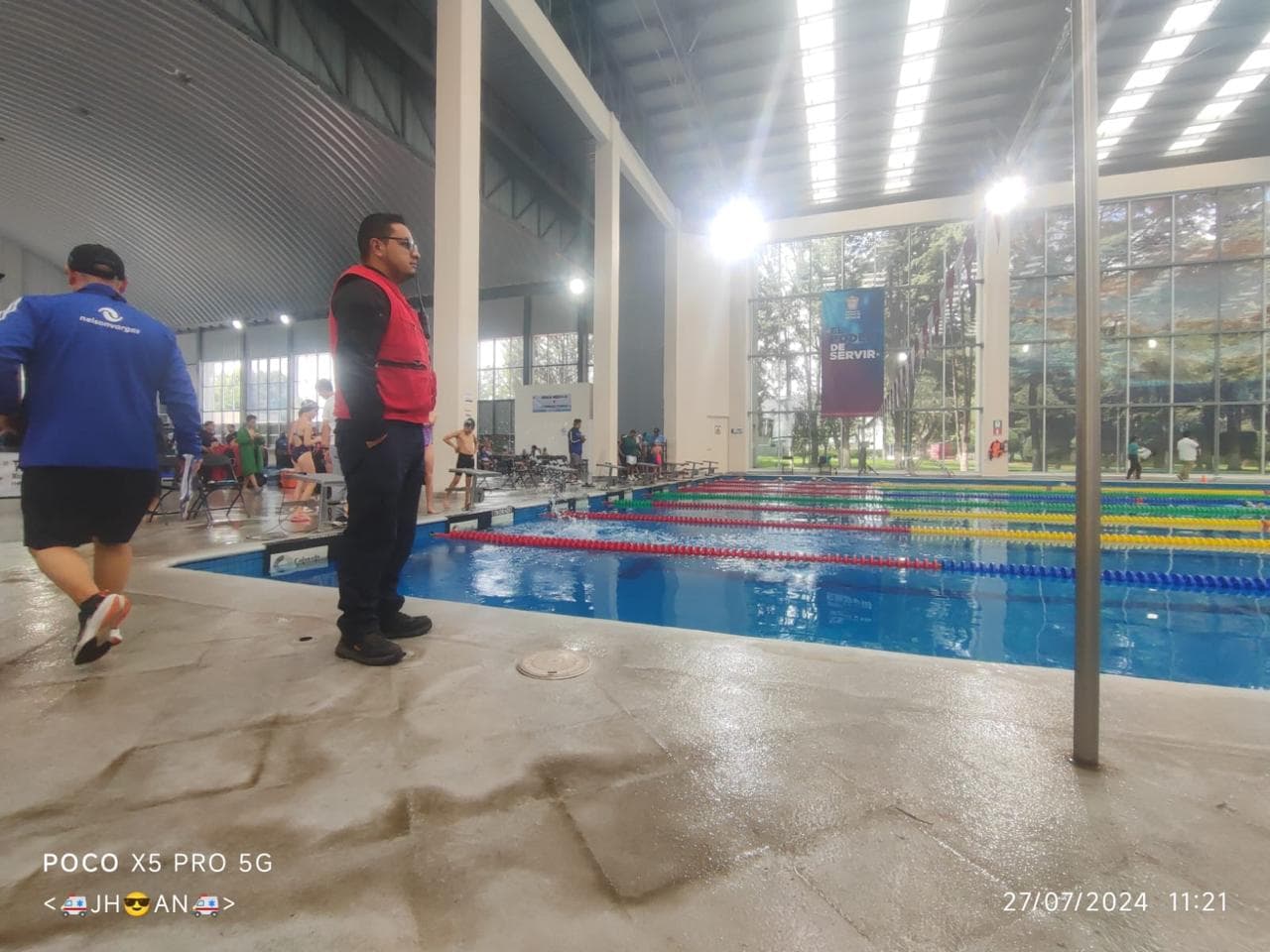 Ambulancia CASSEI a las puertas del Centro Acuático de Toluca durante un torneo de natación