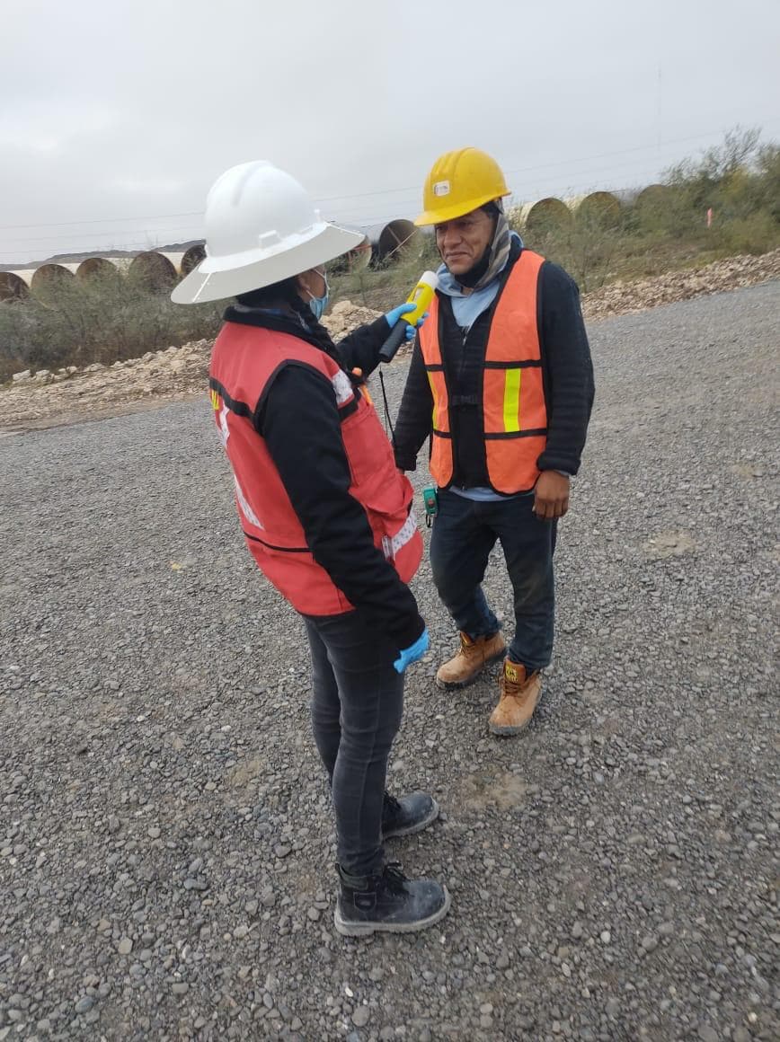 Paramédica de CASSEI aplicando prueba de alcoholimetría a un trabajador con casco