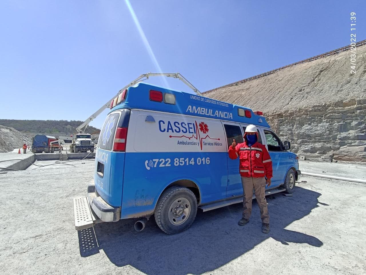 Paramédico de CASSEI junto a la ambulancia en la obra de la Presa Libertad