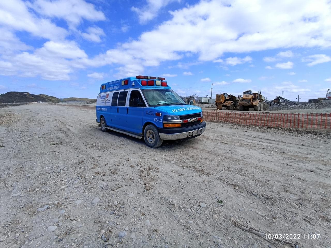 Ambulancia CASSEI recorriendo la terracería de la obra de la Presa Libertad