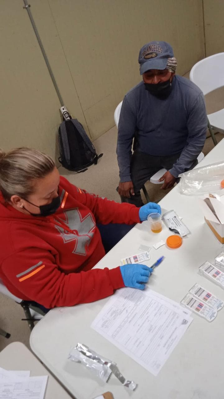 Personal de CASSEI aplicando pruebas antidoping en un módulo de obra