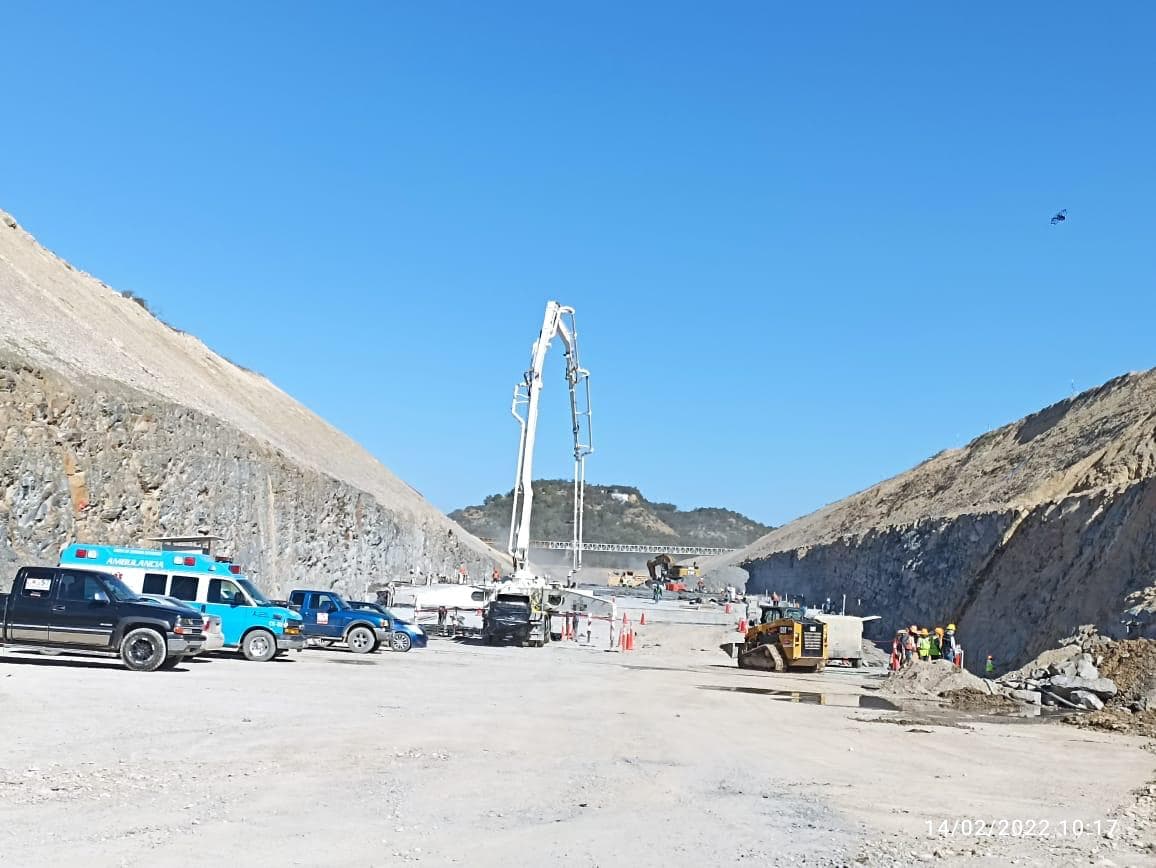 Panorámica de la construcción de la Presa Libertad con la ambulancia CASSEI en sitio