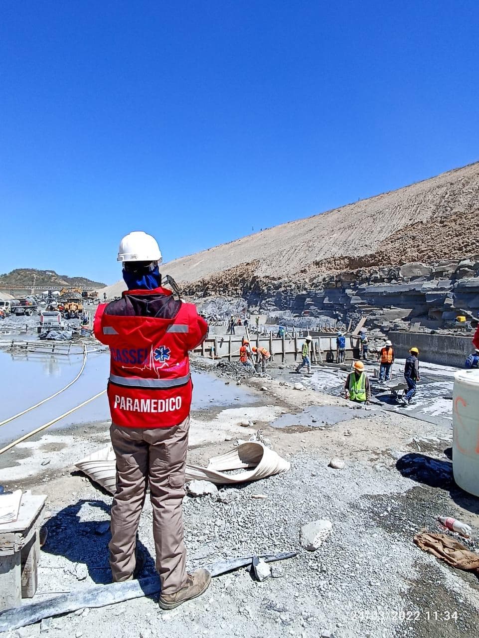Paramédico de CASSEI supervisando un frente de obra