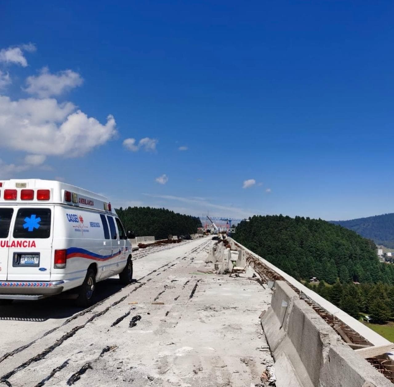 Ambulancia CASSEI sobre el viaducto en construcción del Tren Interurbano Toluca–México