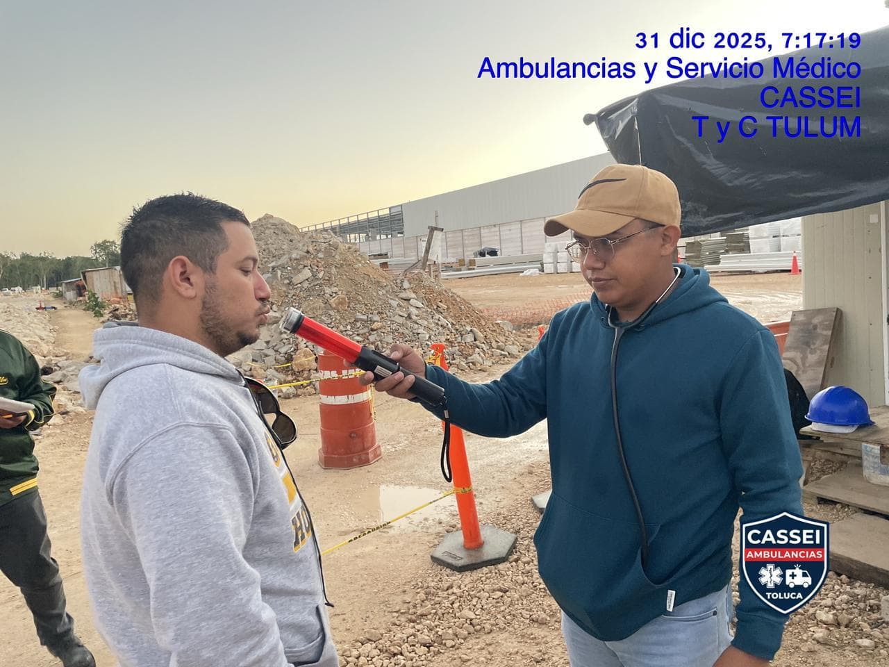 Aplicación de prueba de alcoholimetría a un trabajador en obra